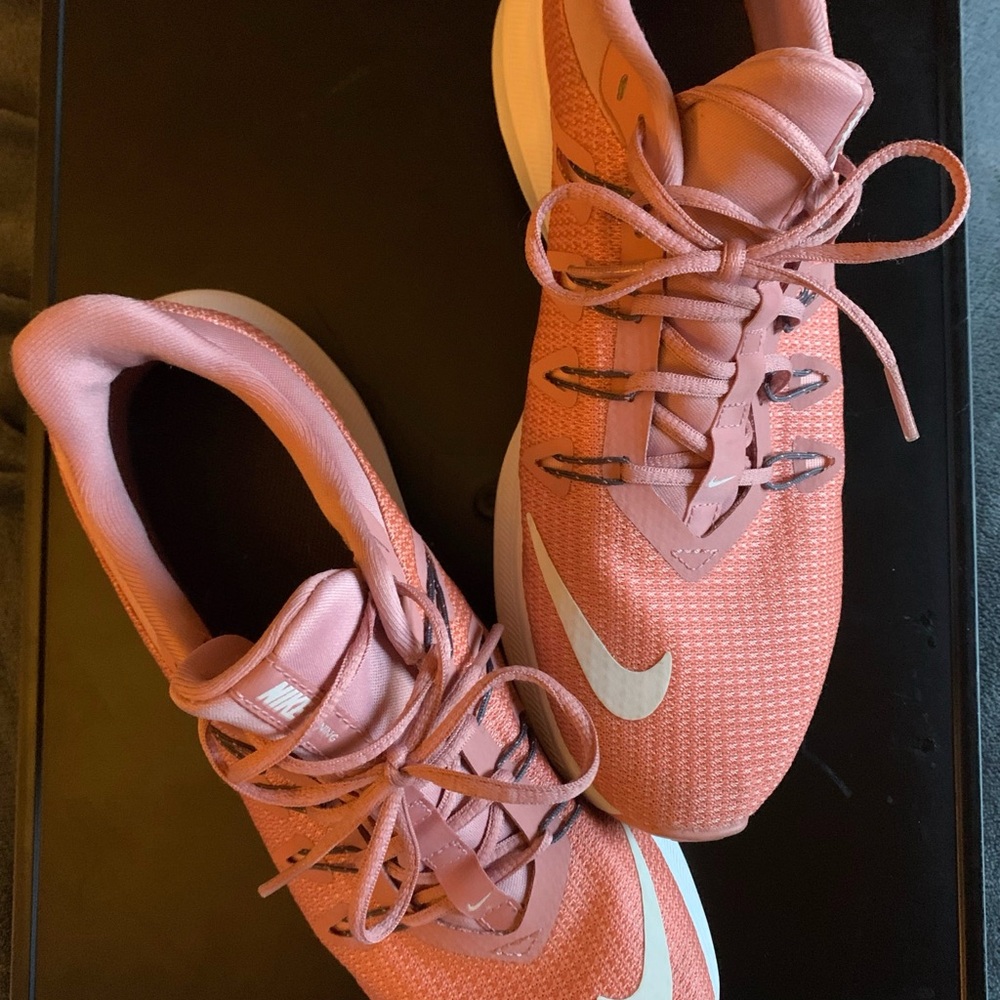 Nike Women's Pinkish Orange Athletic Shoes EUC